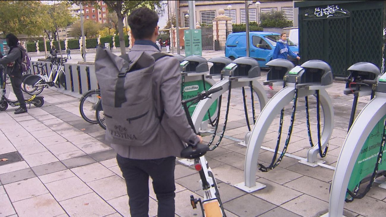 Madrid estrena el primer aparcamiento "seguro e inteligente" para bicicletas y patinetes