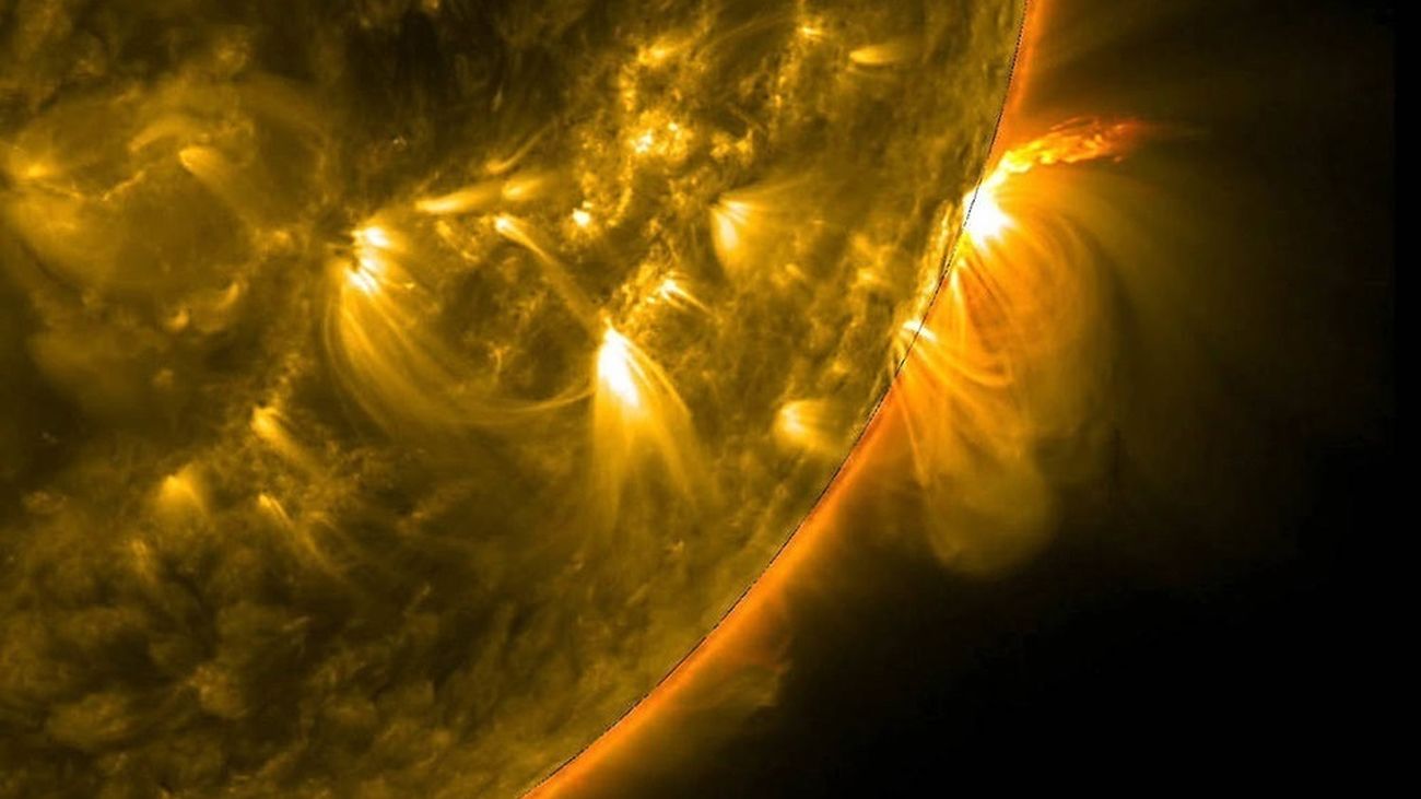Arcos de plasma salen de la corona solar