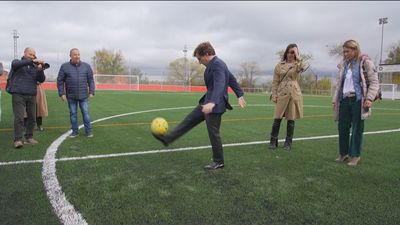Almeida no lo puede evitar... y vuelve a dar toques a un balón tras anunciar su 'retirada' del fútbol