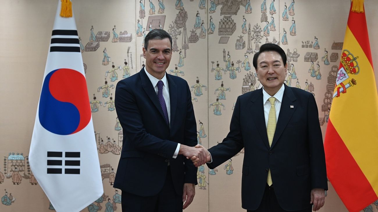 El presidente del Gobierno de España, Pedro Sánchez, con el presidente de Corea del Sur, Yoon Suk Yeol