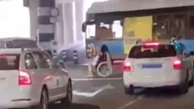 Circula con una silla de ruedas por medio del túnel de Bailén rodeada de coches