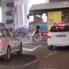 Circula con una silla de ruedas por medio del túnel de Bailén rodeada de coches