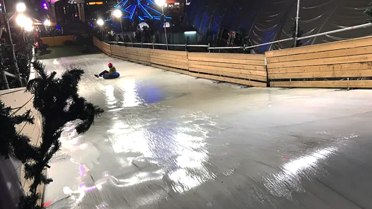 Así de emocionante es el tobogán de hielo de las Mágicas Navidades de Torrejón de Ardoz
