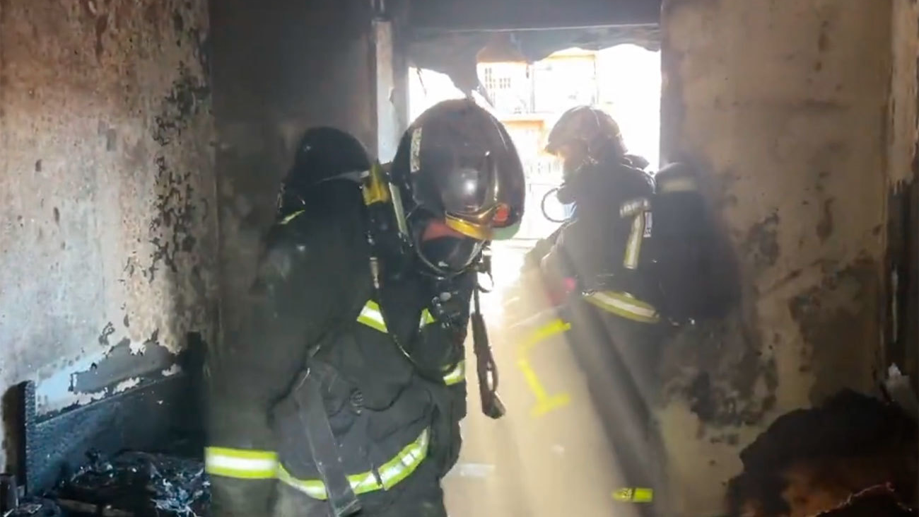 Un incendio en una vivienda en Alcalá deja un hombre herido grave y otras once personas atendidas