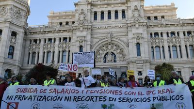 Más de 1.000 personas rechazan la “privatización” y “recortes” en las pensiones y los servicios públicos