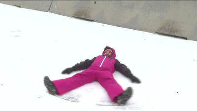 Los madrileños suben a la sierra a disfrutar de la primera nevada de la temporada