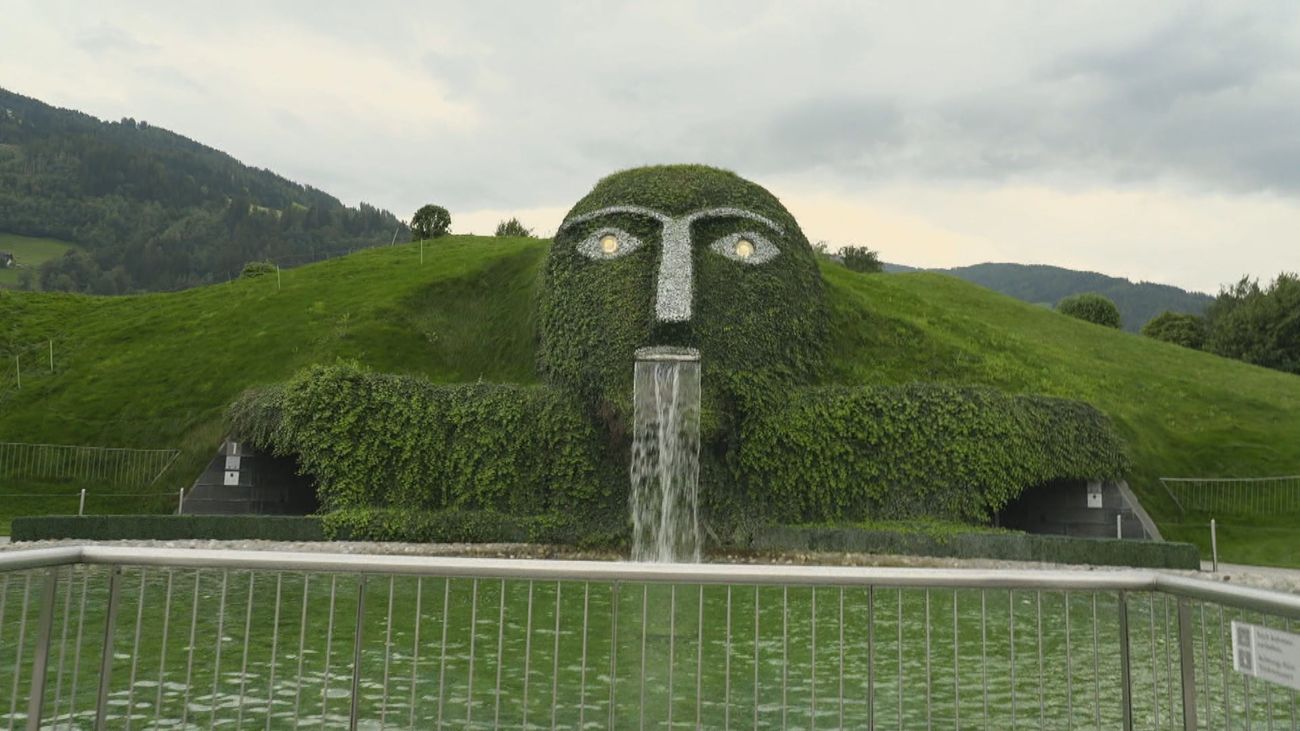 La cabeza de un gigante custodia la entrada del museo más brillante del mundo, el museo Swarovski