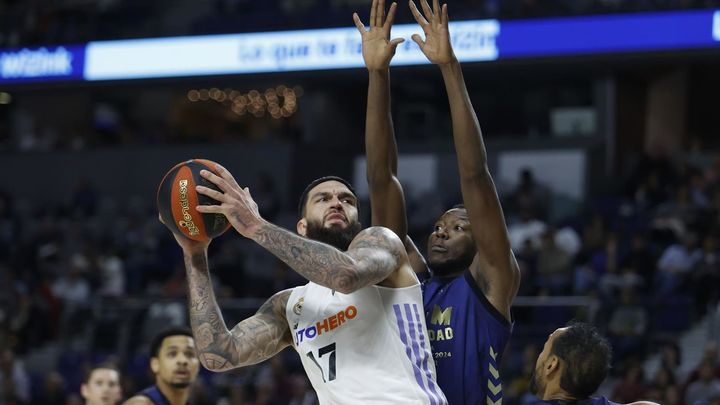 El pívot francés del Real Madrid Vincent Poirier ante varios jugadores del Ucam / EFE