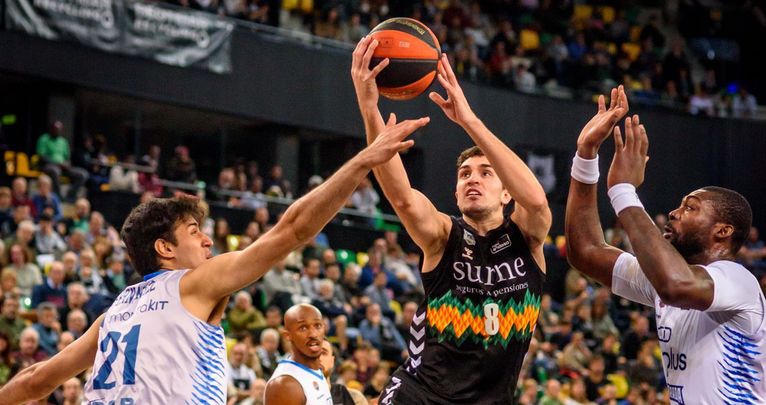 El jugador del Bilbao Basket Reyes intenta anotar ante la oposición de los jugadores del Fuenlabrada / EFE