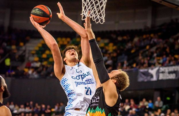 El jugador del Fuenlabrada Fernández  intenta anotar / EFE