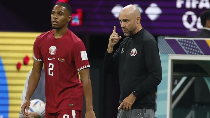 El seleccionador de Catar Felix Sánchez junto a uno de los jugadores / EFE