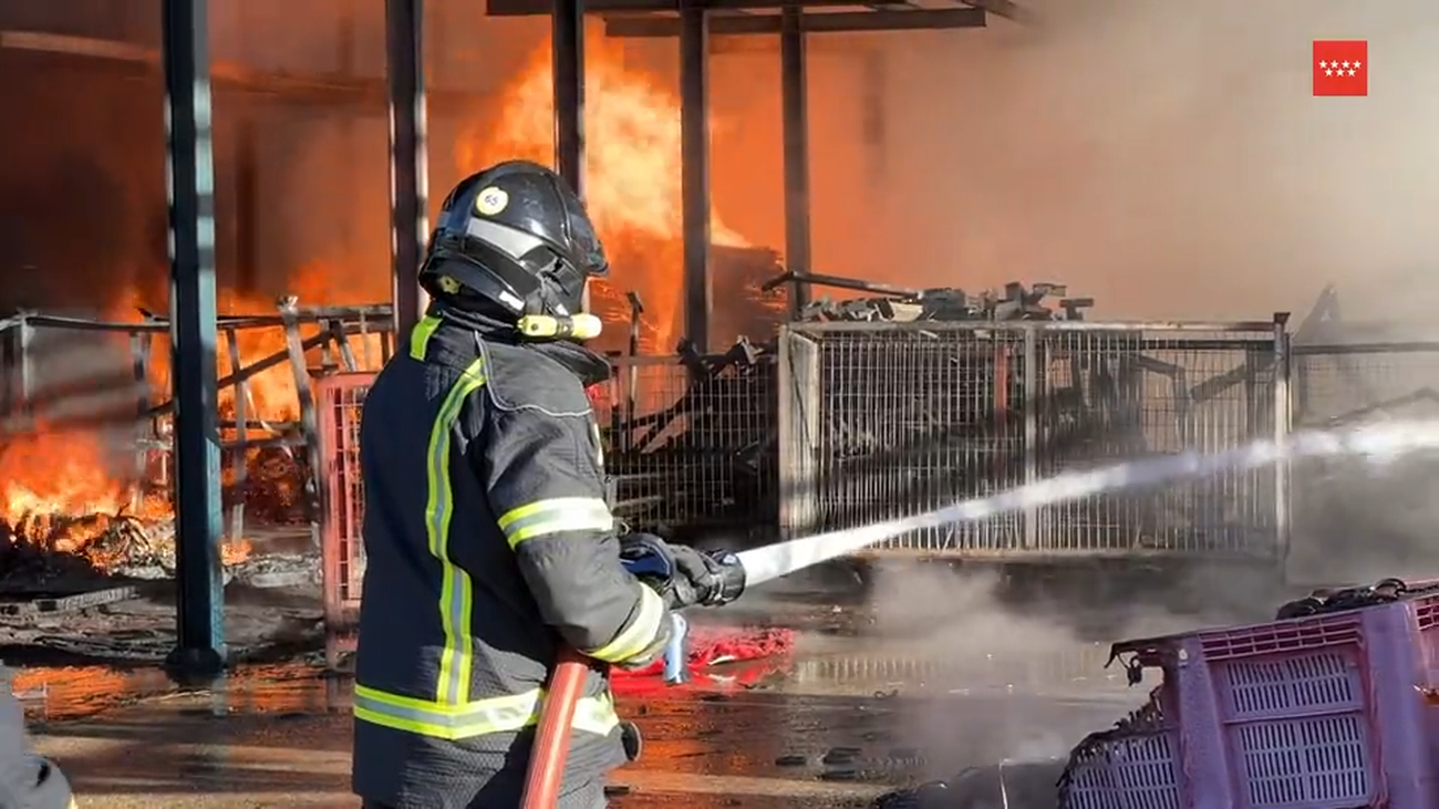 Extinguido el incendio en una nave industrial de Navalcarnero que provocó una fuerte humareda