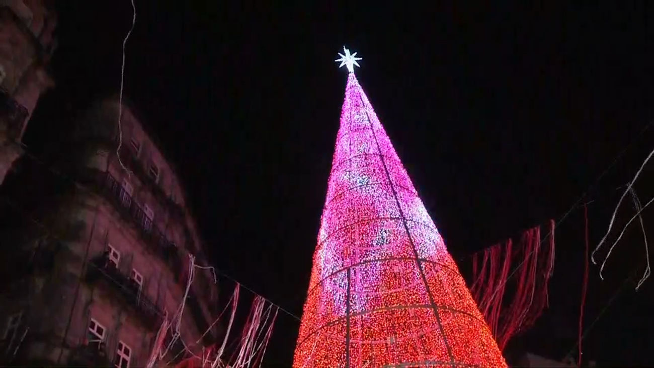 Vigo enciende la Navidad "de todo el planeta" con un acto multitudinario lleno de música y nieve artificial