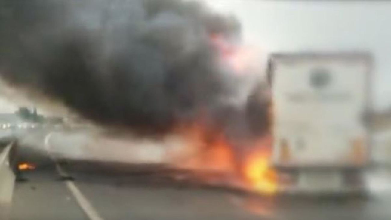 El accidente de un camión provoca un gran atasco en la M-50, a la altura de Majadahonda
