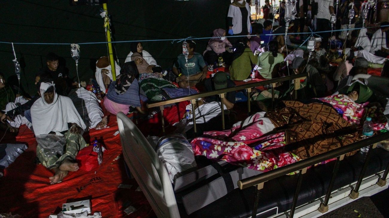 Aumentan a más de 160 los muertos por el terremoto de Indonesia