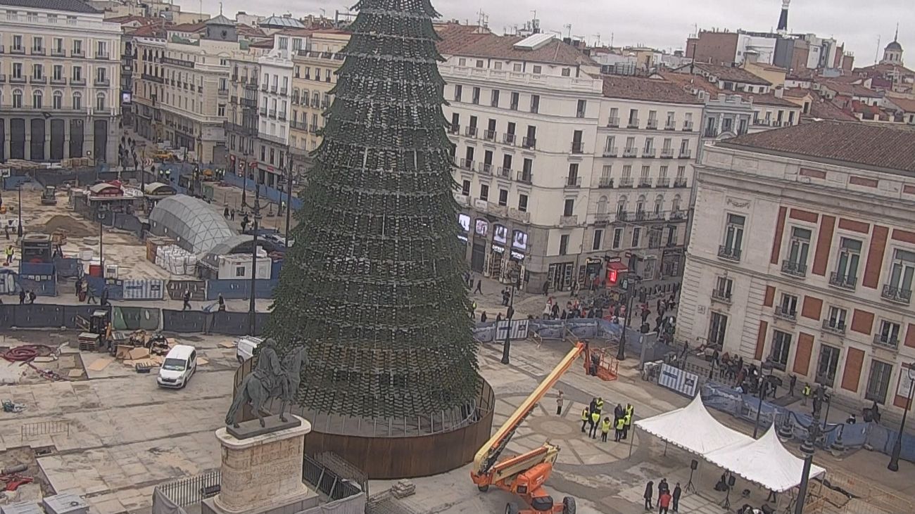 Instalado el gigantesco árbol de Navidad de la Puerta del Sol