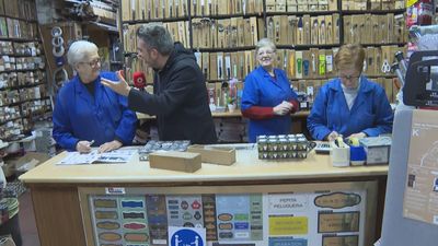 María, Alicia y Pepa buscan sucesor para Ferretería Molina, un comercio centenario de Retiro