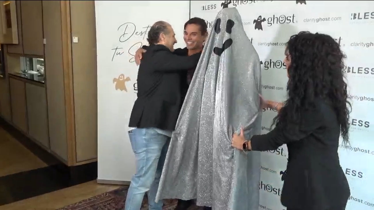 Lluvia de críticas a Julio Iglesias Jr. por presentar a su novia tapada con una sábana