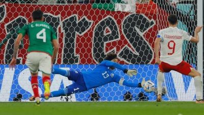 'Memo' Ochoa, otro paradón para agrandar su leyenda en México