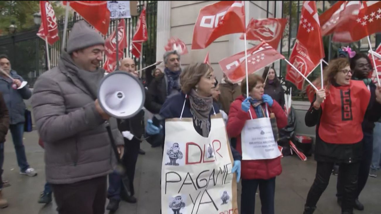 Los servicios de limpieza de Biblioteca Nacional protestan por retrasos de hasta tres meses en el pago de su nómina
