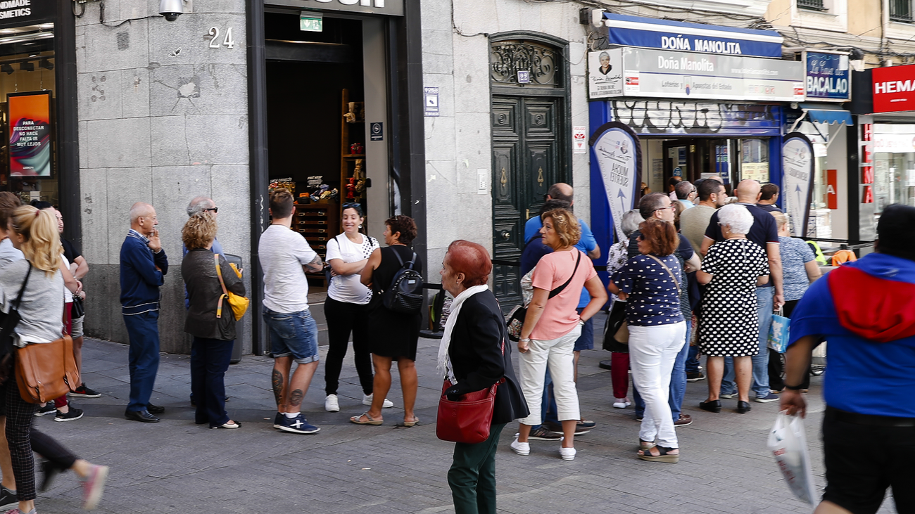 ¿Están causando molestias a otros comercios las largas colas de Doña Manolita?