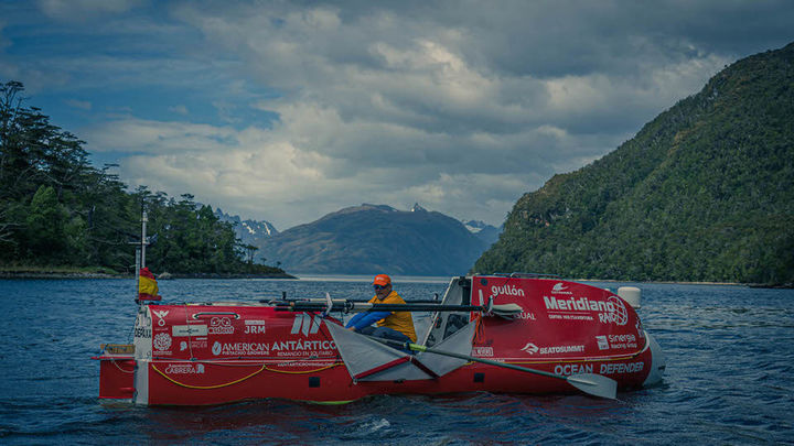 Antonio de la Rosa con la embarcación en la que iniciará su aventura antártica / POSOVISUAL
