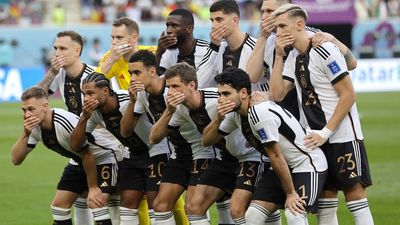 Alemania  se tapa la boca en protesta contra la FIFA tras prohibirles el uso del brazalete arcoíris