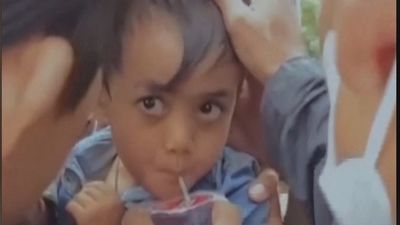 Azka, un niño de 6 años rescatado tras 2 días bajo los escombros del terremoto de Indonesia