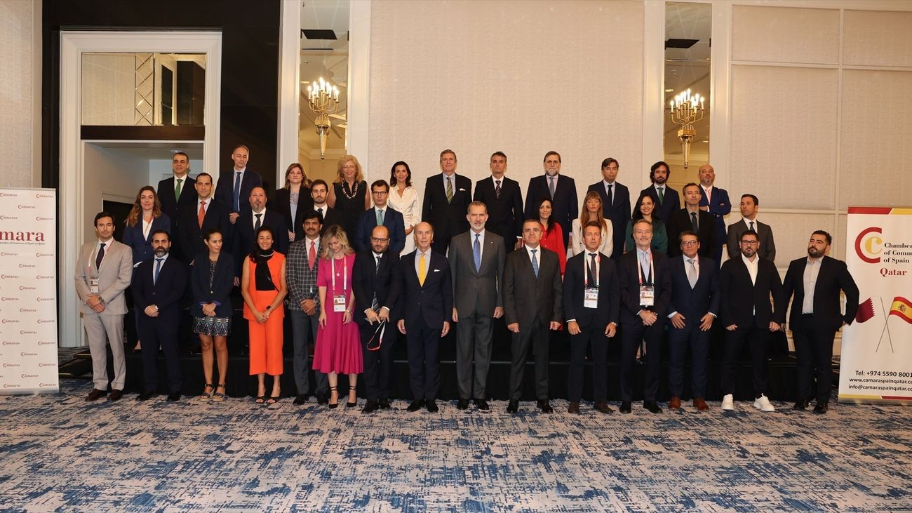 El Rey Felipe VI se reúne con representantes de empresas españolas durante su visita a Doha