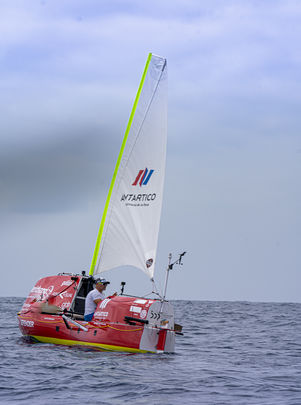 Antonio de la Rosa navegando a vela / POSOVISUAL