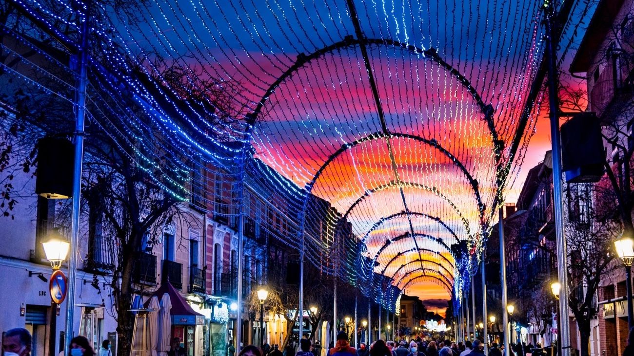 Túnel de luz instalado por el Ayuntamiento de Alcalá de Henares durante la Navidad del 2021