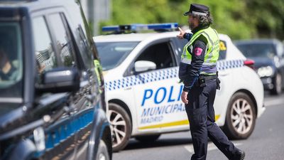 Abandona en el coche a su bebé de 7 meses en Madrid para irse a jugar al fútbol