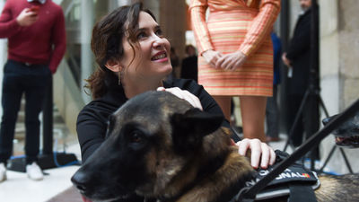 Ayuso presenta una campaña para animar a la adopción de perros 'policiales'