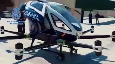 La Policía prueba con éxito el megadrón, capaz de transportar a dos agentes