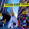 Montañas de basura en la plaza de Callao para protestar contra el Black Friday
