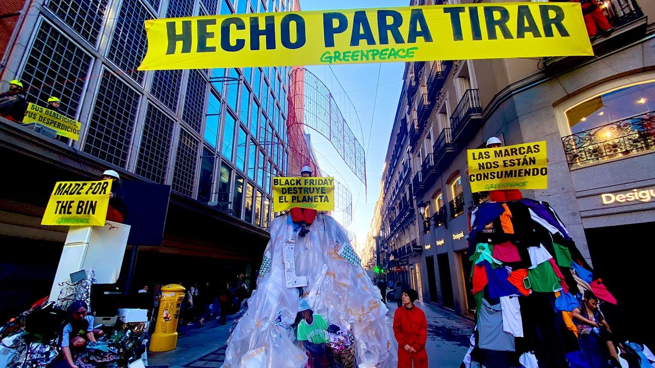 Montañas de basura en la plaza de Callao contra el Black Friday