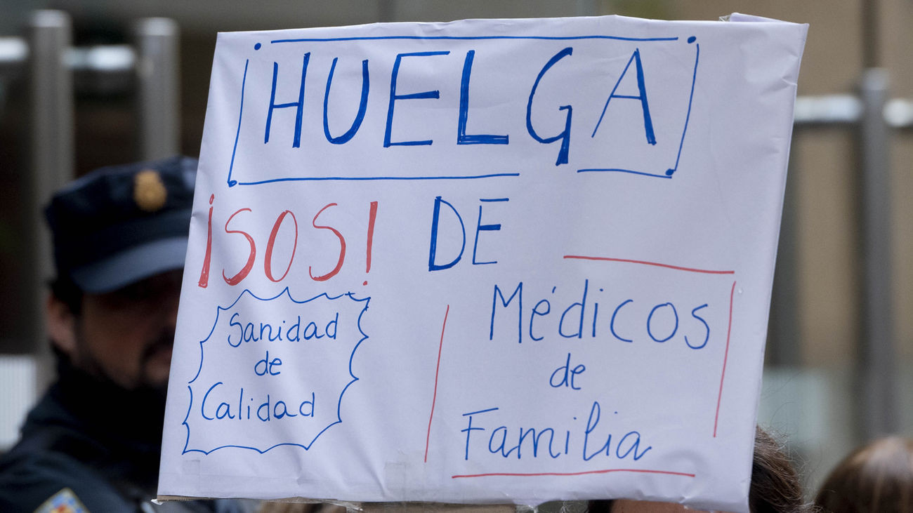 Una pancarta que reza 'Huelga de Médicos de Familia, ¡SOS! Sanidad de calidad' durante una concentración de los médicos y pediatras de Atención Primaria, frente a la Consejería de Sanidad
