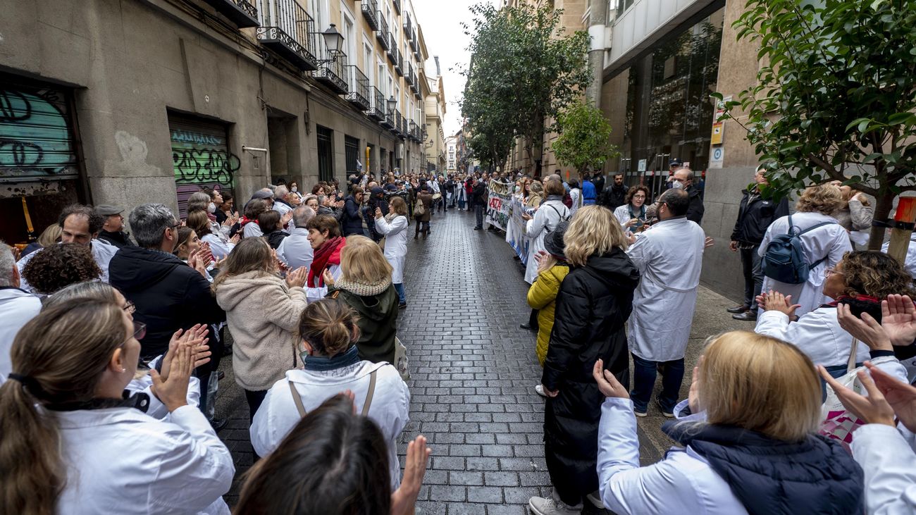 Médicos y sanitarios protestan durante una concentración
