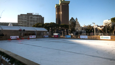 El campeón del mundo Javier Fernández inaugura la pista de hielo de la Plaza de Colón