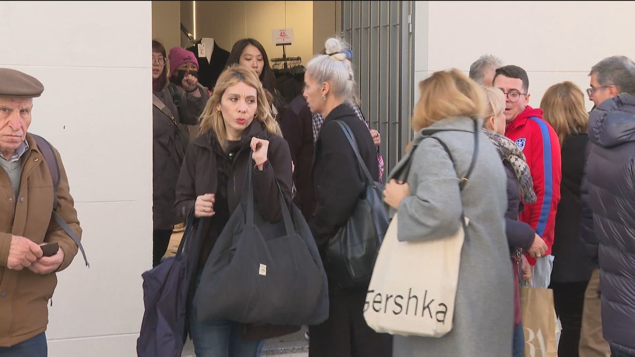 El centro de Madrid se llena de gente por las luces de Navidad y el Black Friday
