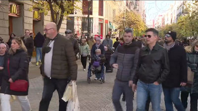 El centro de Madrid abarrotado, en el  primer fin de semana de la temporada navideña