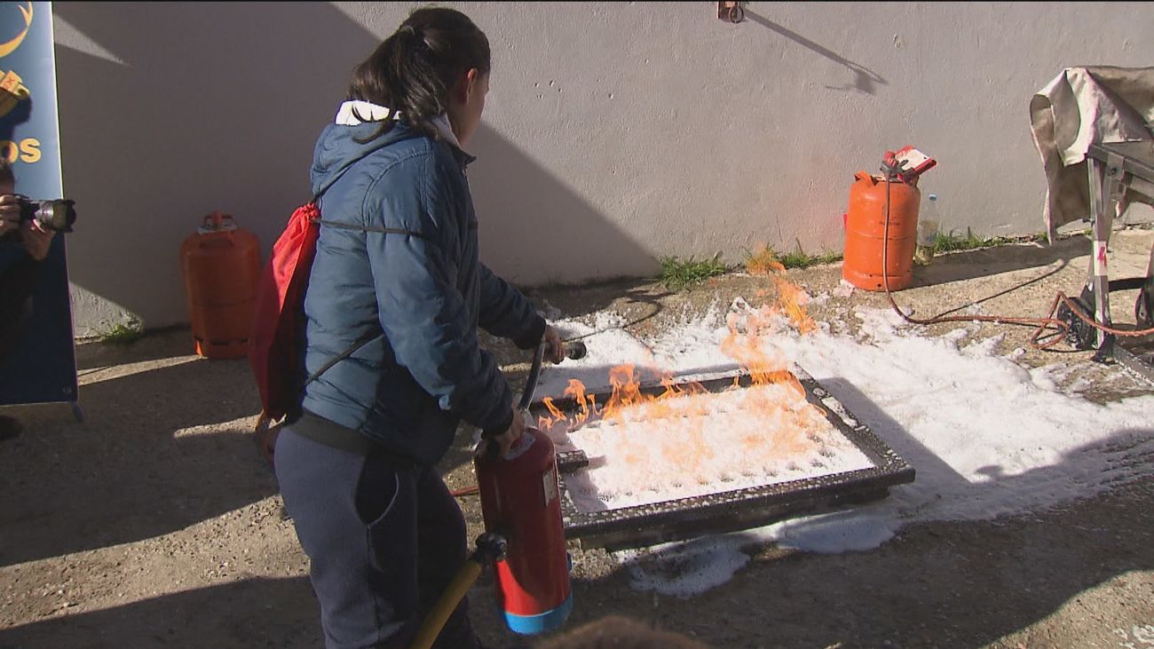 Vecinos de San Martín de Valdeiglesias preparados para actuar contra el fuego en sus casas