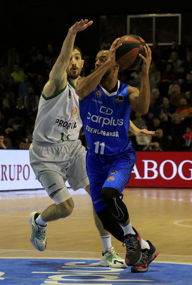 El base del Fuenlabrada Clevin Hannah  trata de anotar ante Guillem VIves / EFE