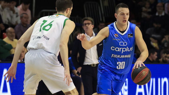 El base del Fuenlabrada Jovan Novak bota el balón ante Guillem Vives / EFE