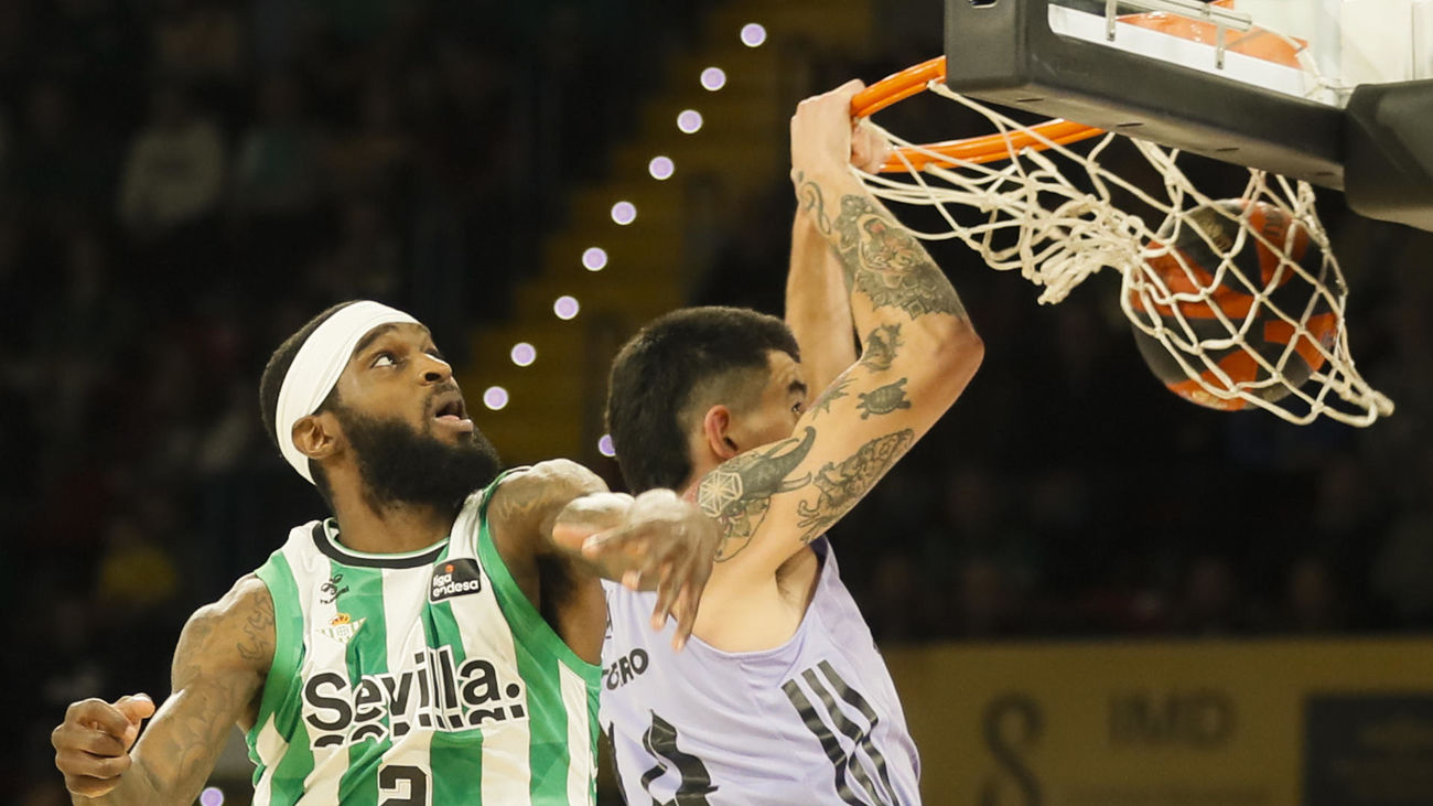 Gabriel Decks, del Real Madrid, ejecuta un mate ante el jugador del Real Betis BJ Johnson