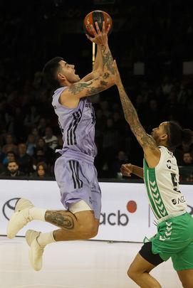 Jeremiah Hill, del Betis, y Gabriel Deck, del Real Madrid, / EFE