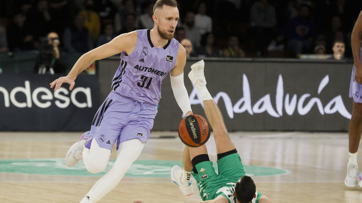 Dzanan Musa, del Real Madrid, bota el balón / EFE