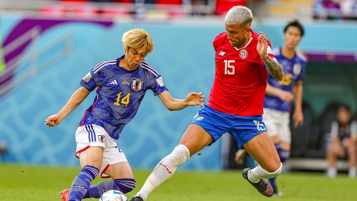 Junya Ito pelea por el balón con Francisco Calvo / EUROPA PRESS