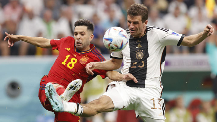 Jordi Alba ante Muller / EFE