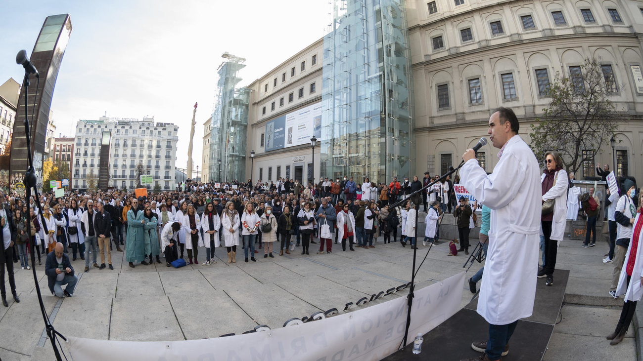 Sanitarios trasladan  su concentración a Hacienda en el arranque de la segunda semana de huelga